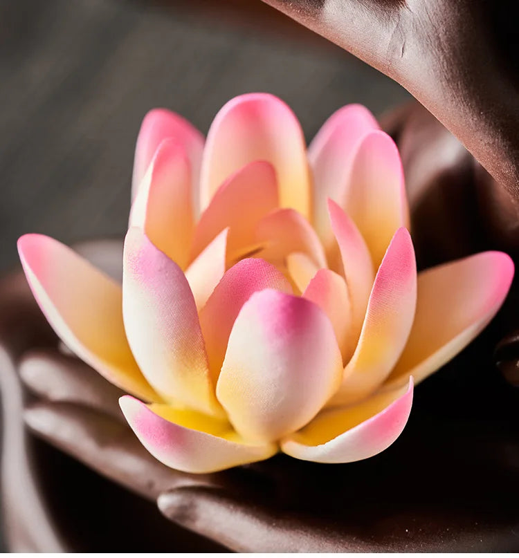 Suporte de queimador de incenso de refluxo LED de lótus de mão de Buda estilo chinês, difusor de fragrância de lótus artesanal puro para decoração de casa