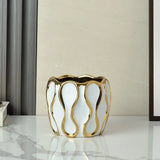 Vaso Cerâmico com Ornamentos Dourados