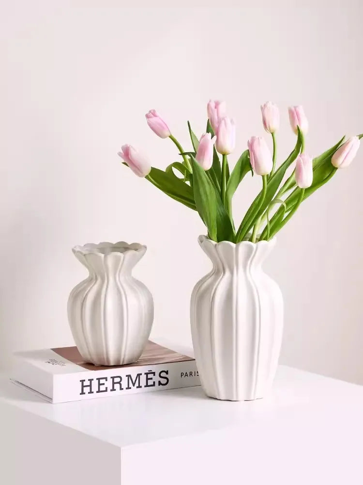 Vaso de cerâmica branco creme pintado em ouro retrô americano, sala de estar, mesa de centro, arranjo de flores, sensação sofisticada, água-bas