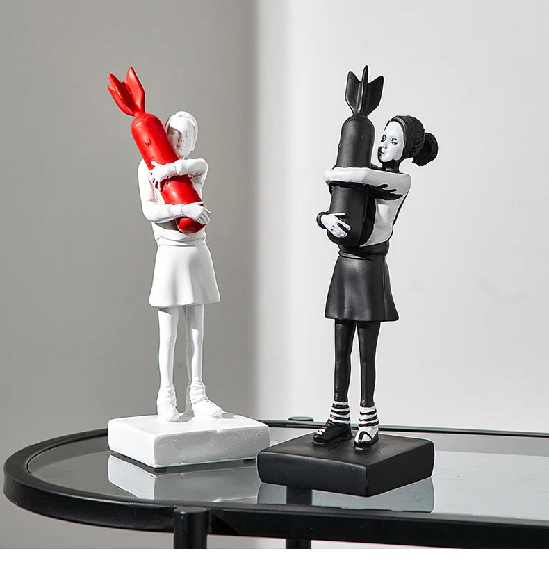 Novo bancosy abraçando bomba menina resina estátua escultura decoração para casa hugger abraçando bomba de paz menina acessórios sala estar decoração