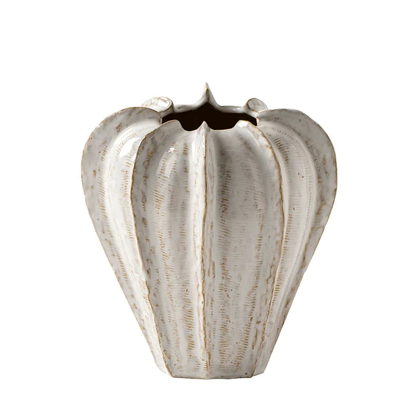 Vaso de cerâmica com mesa de jantar vaso de flores brancas amostra casa decoração arranjo decorativo