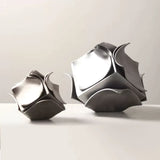 Estatueta de Metal com Design Gótico