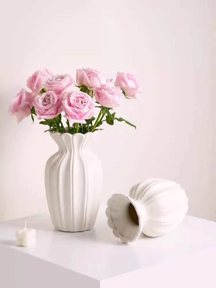 Vaso de cerâmica branco creme pintado em ouro retrô americano, sala de estar, mesa de centro, arranjo de flores, sensação sofisticada, água-bas