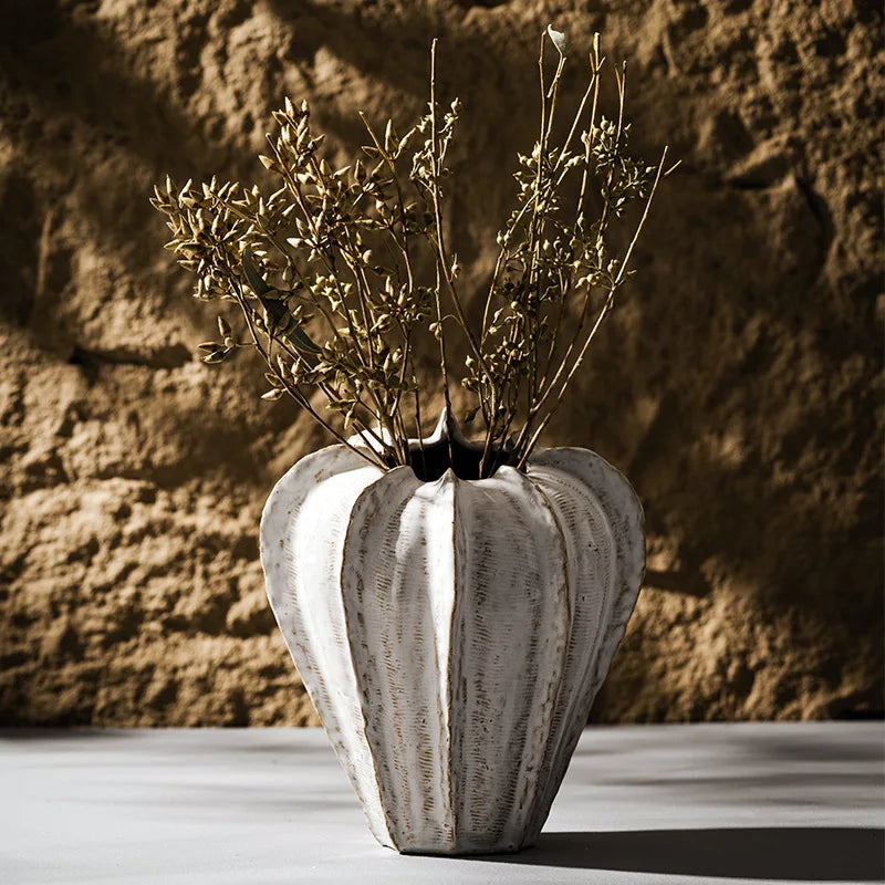 Vaso de cerâmica com mesa de jantar vaso de flores brancas amostra casa decoração arranjo decorativo