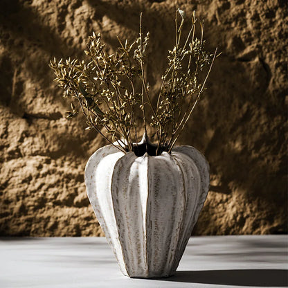 Vaso de cerâmica com mesa de jantar vaso de flores brancas amostra casa decoração arranjo decorativo