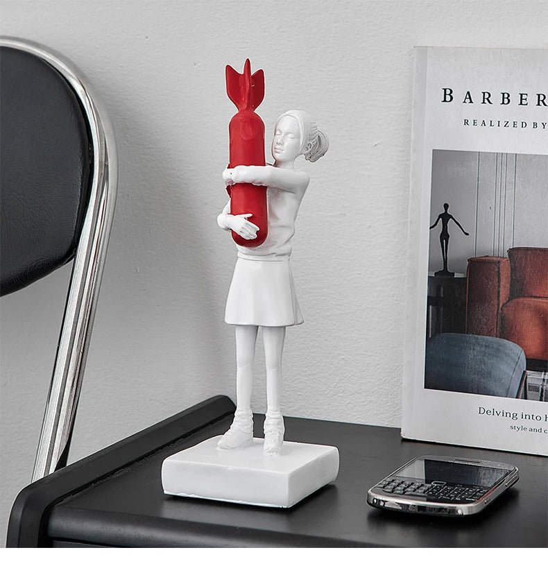 Novo bancosy abraçando bomba menina resina estátua escultura decoração para casa hugger abraçando bomba de paz menina acessórios sala estar decoração
