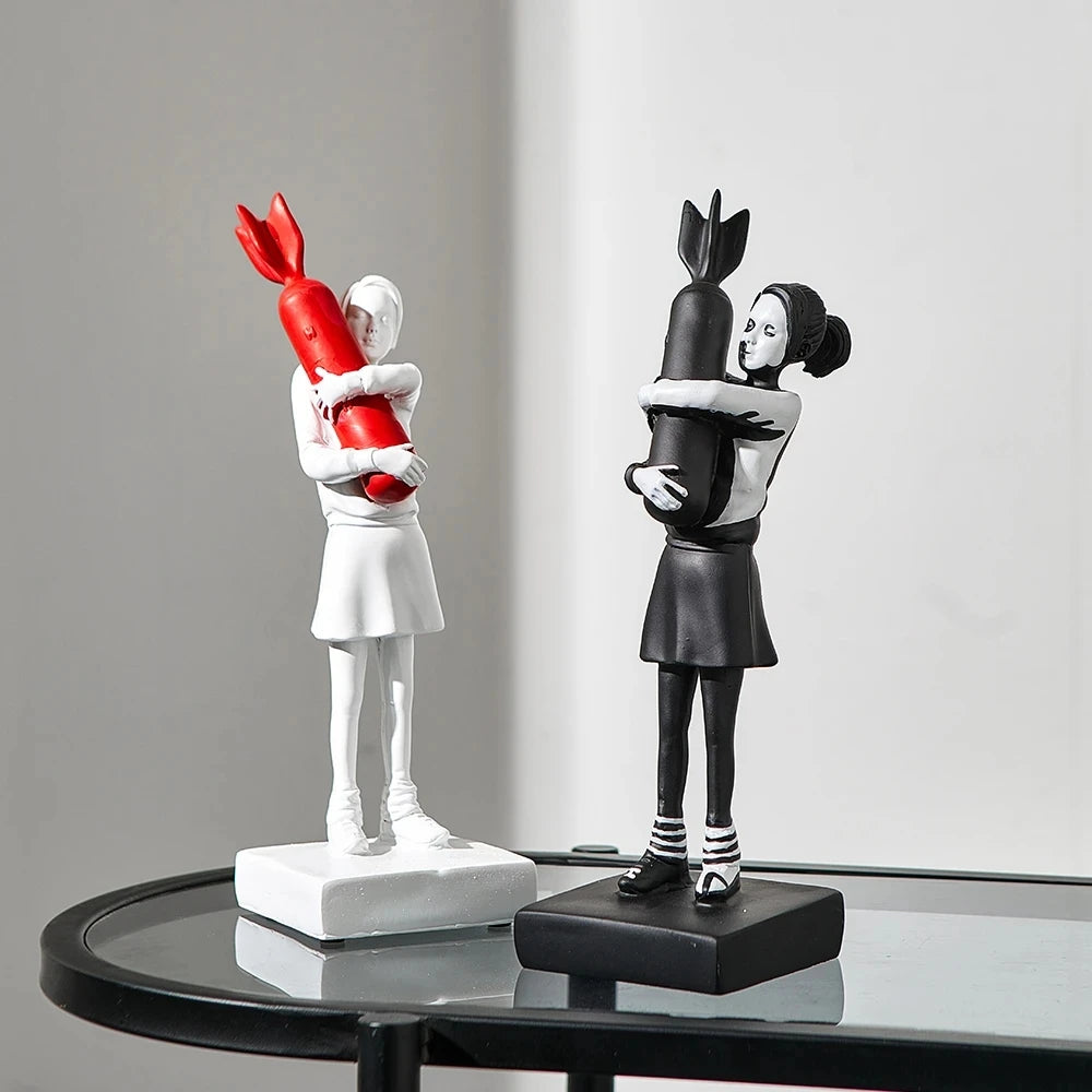 Novo bancosy abraçando bomba menina resina estátua escultura decoração para casa hugger abraçando bomba de paz menina acessórios sala estar decoração