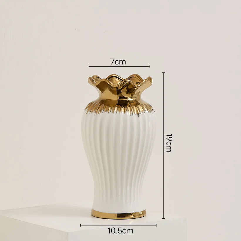 Vaso de Cerâmica Elegância Creme | Estilo Moderno com Detalhes Dourados