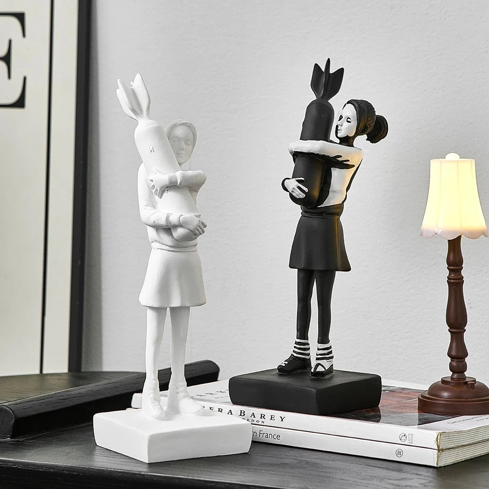 Novo bancosy abraçando bomba menina resina estátua escultura decoração para casa hugger abraçando bomba de paz menina acessórios sala estar decoração