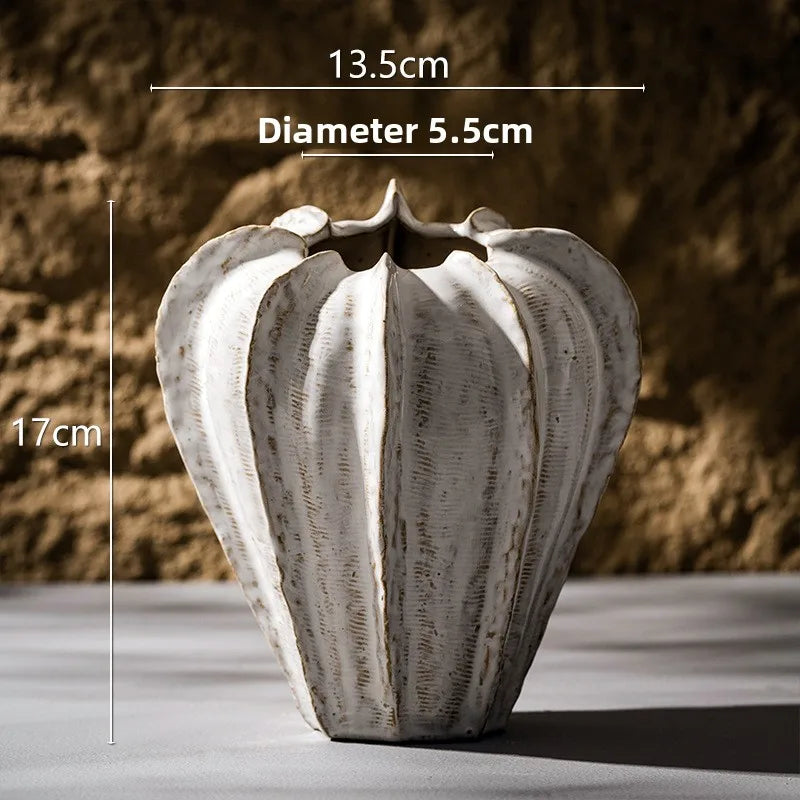 Vaso de cerâmica com mesa de jantar vaso de flores brancas amostra casa decoração arranjo decorativo