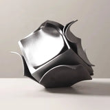 Estatueta de Metal com Design Gótico