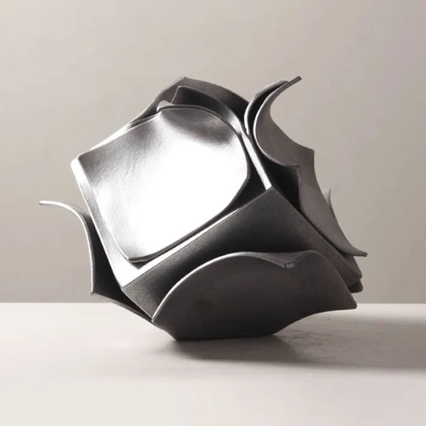 Estatueta de Metal com Design Gótico