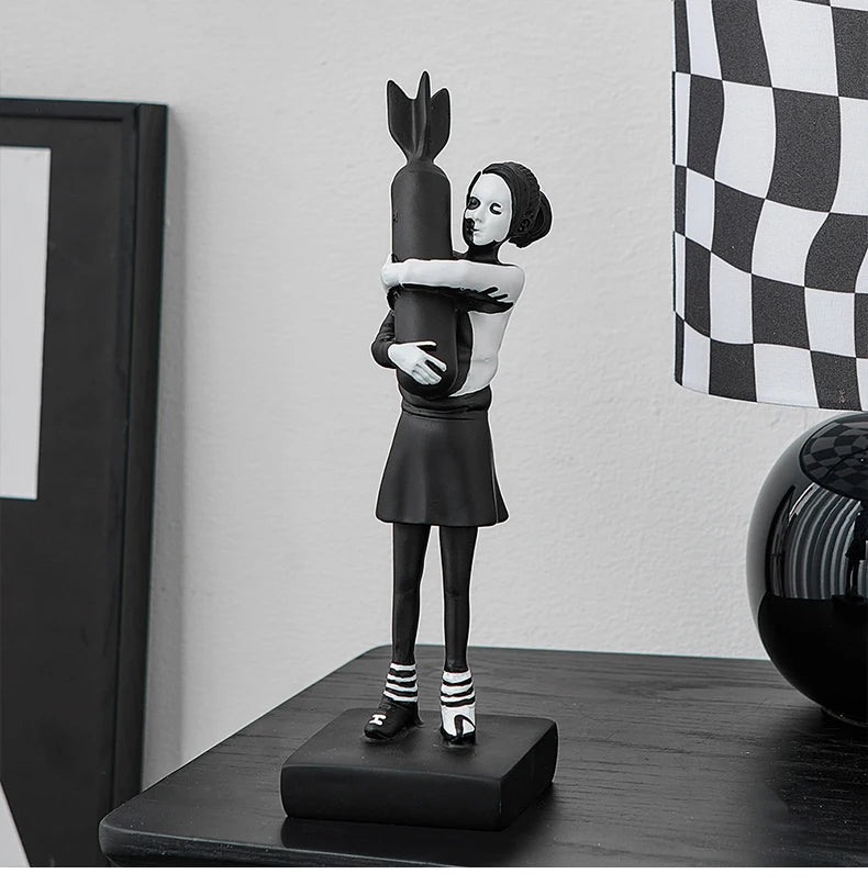Novo bancosy abraçando bomba menina resina estátua escultura decoração para casa hugger abraçando bomba de paz menina acessórios sala estar decoração