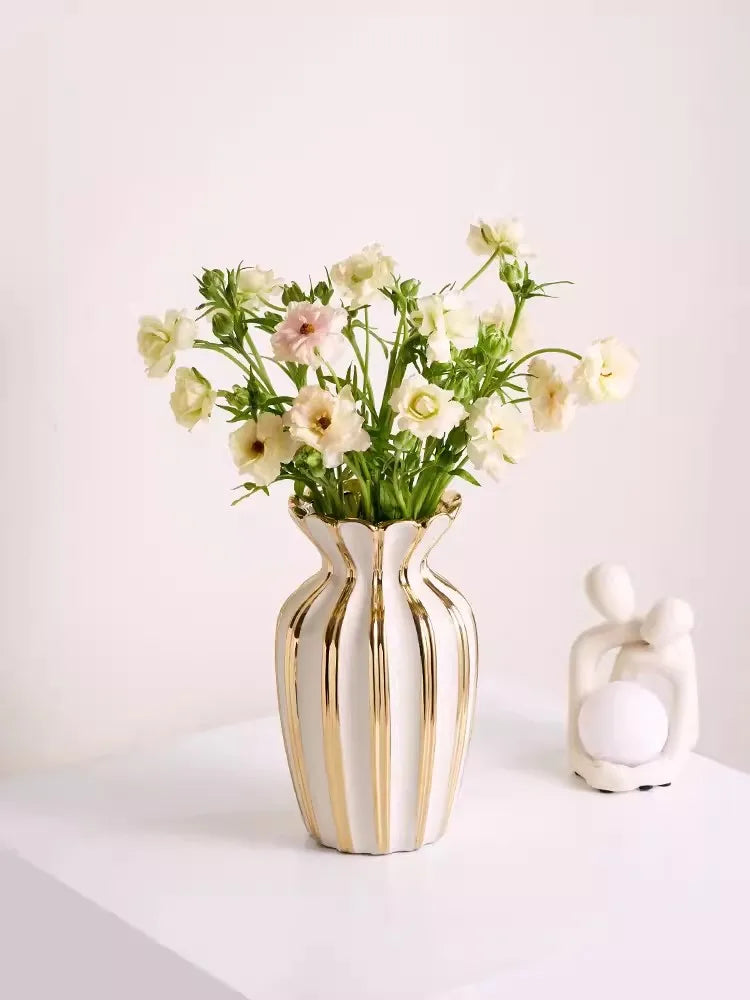 Vaso de cerâmica branco creme pintado em ouro retrô americano, sala de estar, mesa de centro, arranjo de flores, sensação sofisticada, água-bas