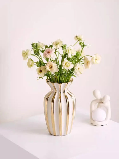 Vaso de cerâmica branco creme pintado em ouro retrô americano, sala de estar, mesa de centro, arranjo de flores, sensação sofisticada, água-bas