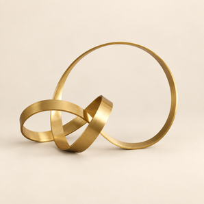 Estatueta Decorativa de Metal Dourado com Design Moderno