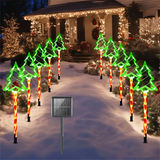 Árvores de Natal com luzes solares e hastes listradas iluminando um caminho de jardim