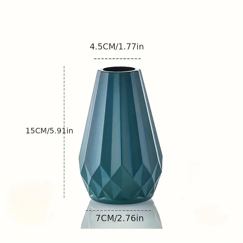 Medidas do vaso geométrico: 15 cm de altura, 7 cm na base e 4,5 cm na abertura