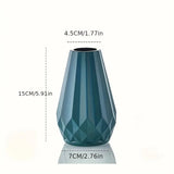 Medidas do vaso geométrico: 15 cm de altura, 7 cm na base e 4,5 cm na abertura